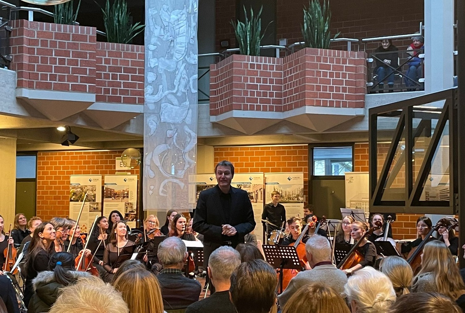Publikum, Dirigent und Orchester im Kreishaus. 