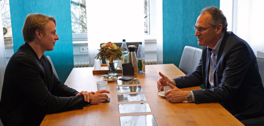 Landrat Dietmar Seefeldt (rechts) und Lukas Hartmann tauschten sich im Büro des Landrats in Landau aus.