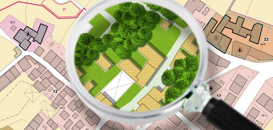 Eine Lupe große liegt über einem Bauplan. Im Inneren des Lupenglases sind die Grundstücke begrünt. 