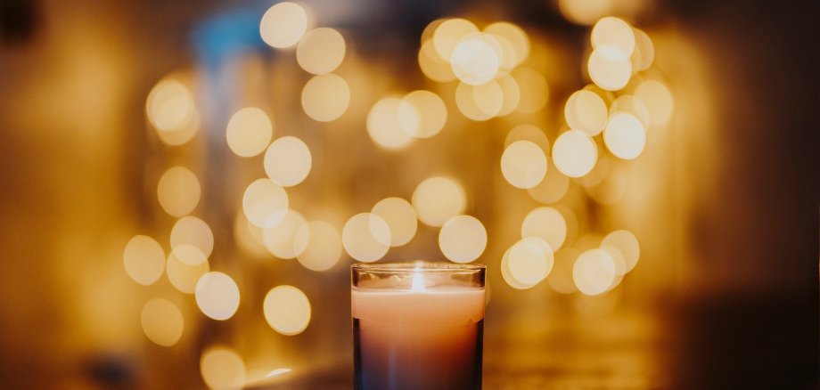 Ein einzelnes Licht im Vordergrund, dahinter weitere. 