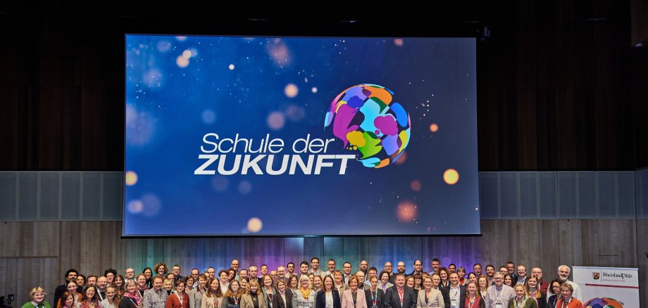 Gruppenaufnahme auf einer Bühne. 