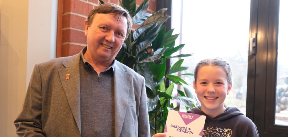 Zwei Personen stehen im Casino der Kreisverwaltung. 