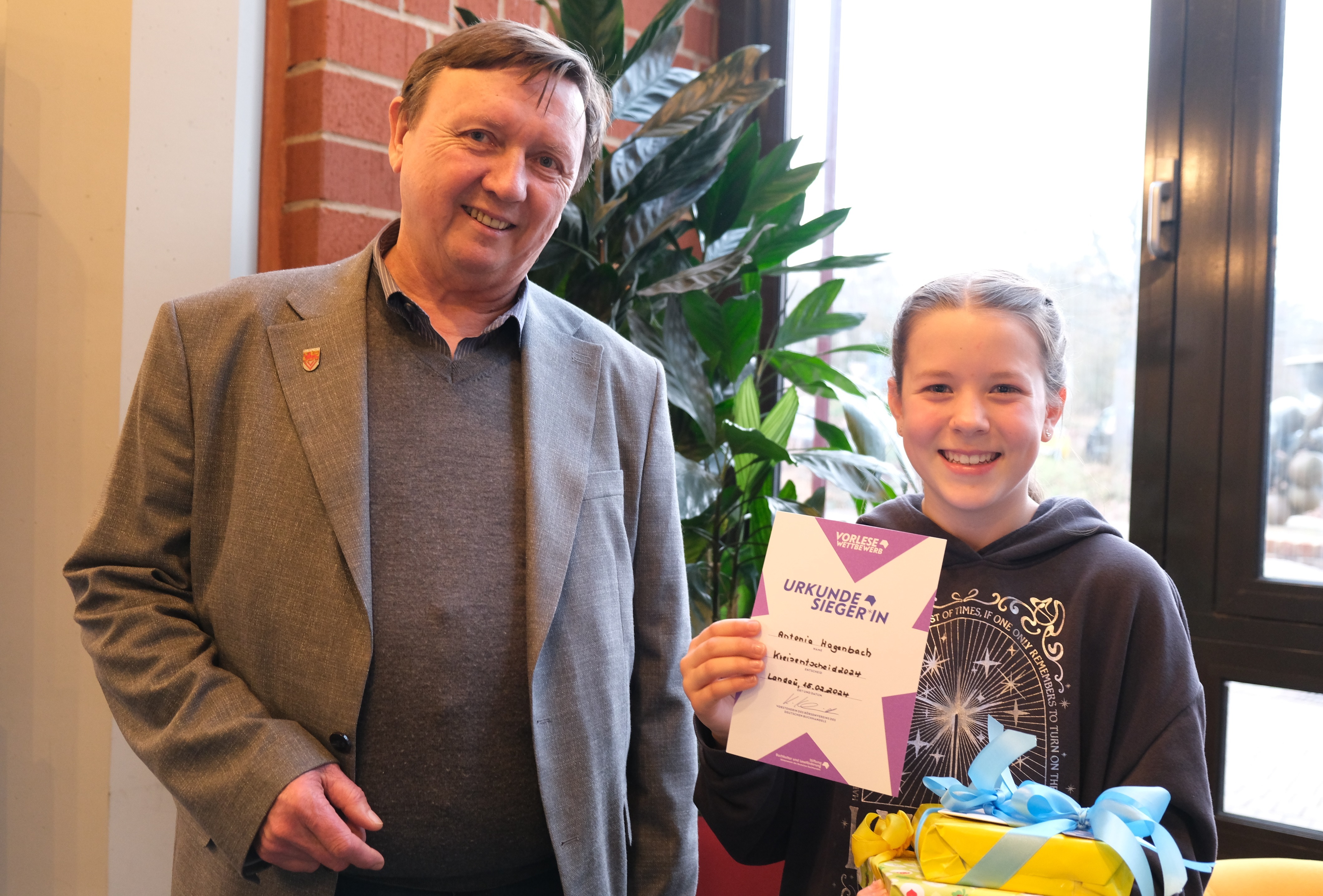 Zwei Personen stehen im Casino der Kreisverwaltung. 