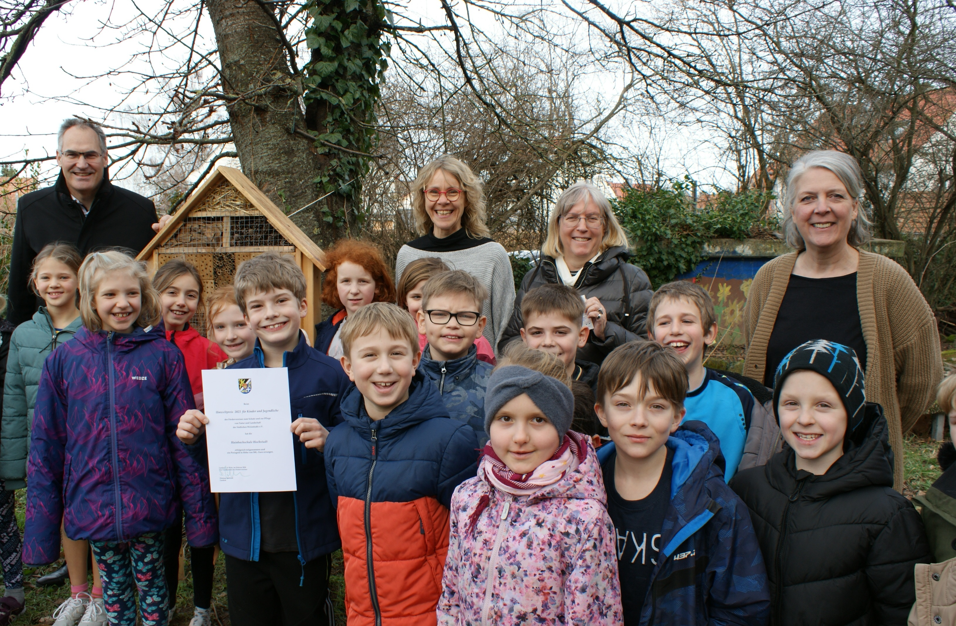 Gruppenbild der Kinder mit Lehrerin und Landrat. 