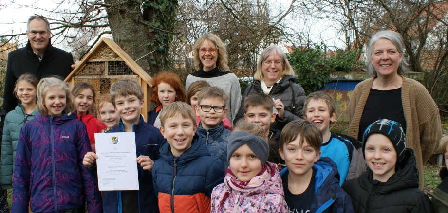 Gruppenbild der Kinder mit Lehrerin und Landrat. 