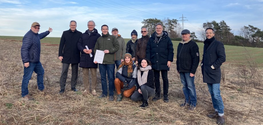Die Gruppe steht auf einem Feld. 