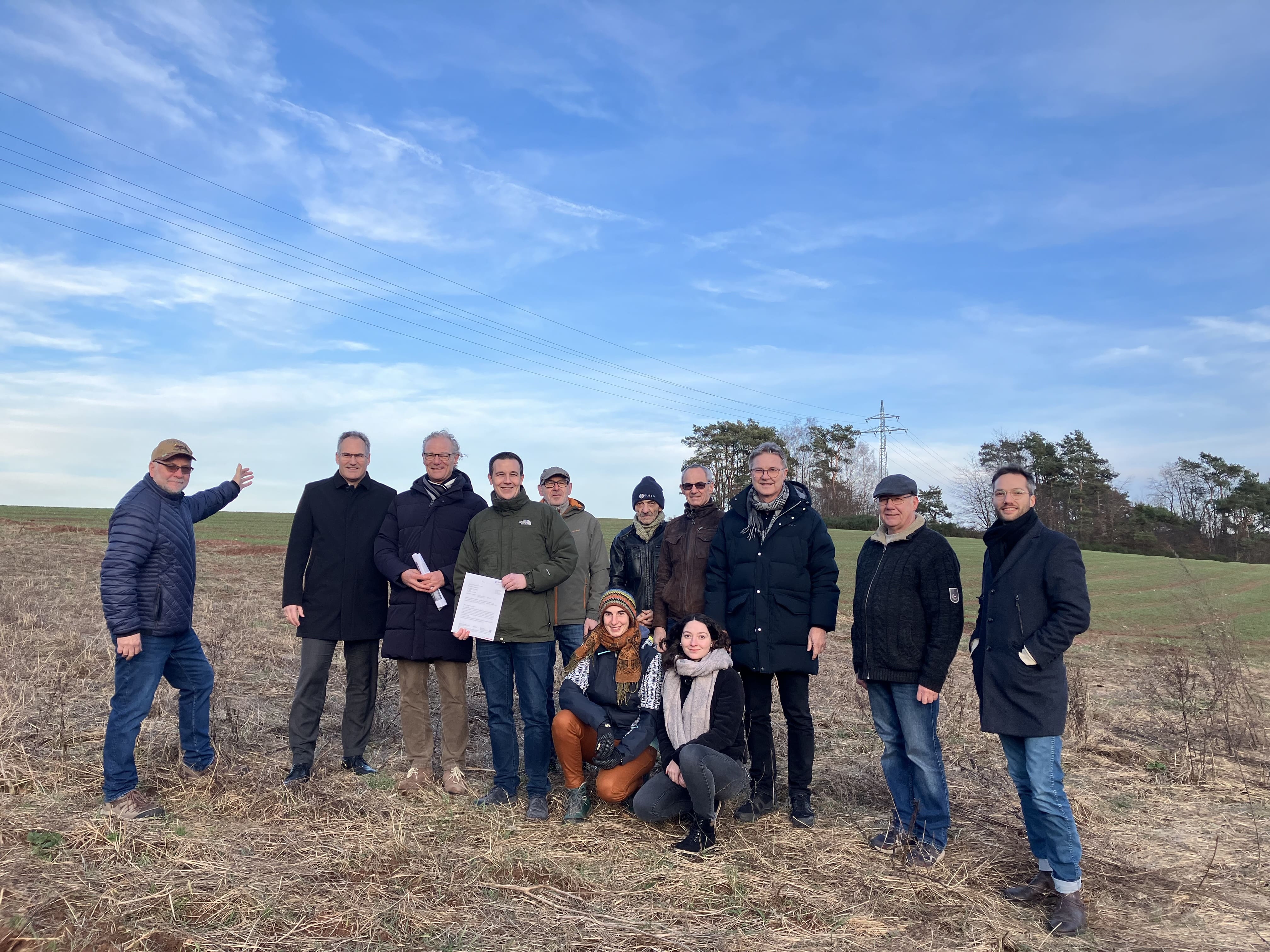 Die Gruppe steht auf einem Feld. 