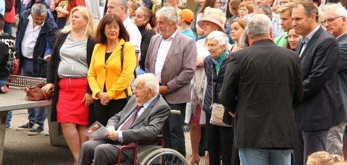 Viele Menschen, darunter Alfred Grosser, bei einem Festakt im Schulhof des Schulzentrums in Bad Bergzabern. 