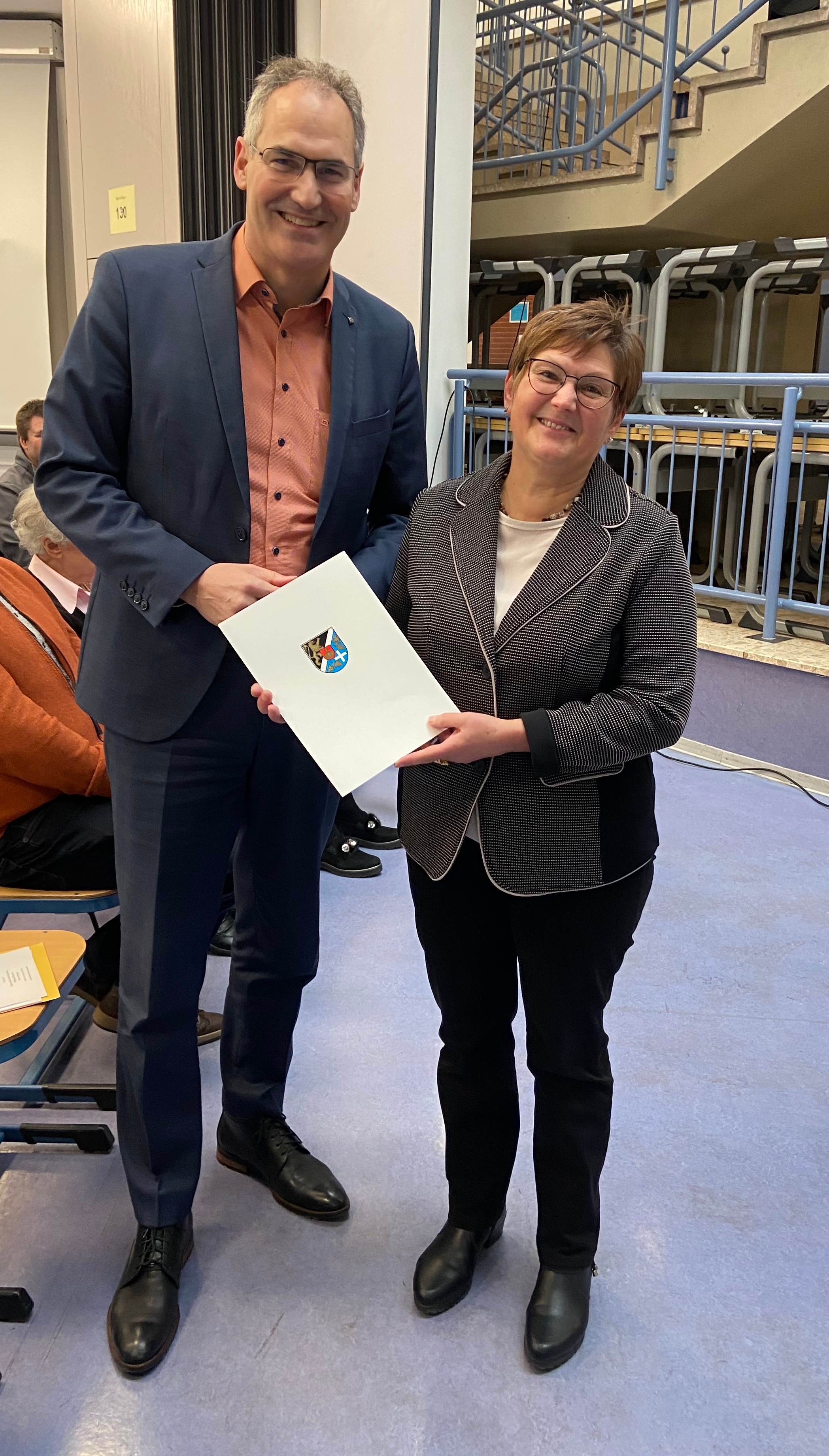 Der Landrat übergibt Frau Döringer eine Urkunde.