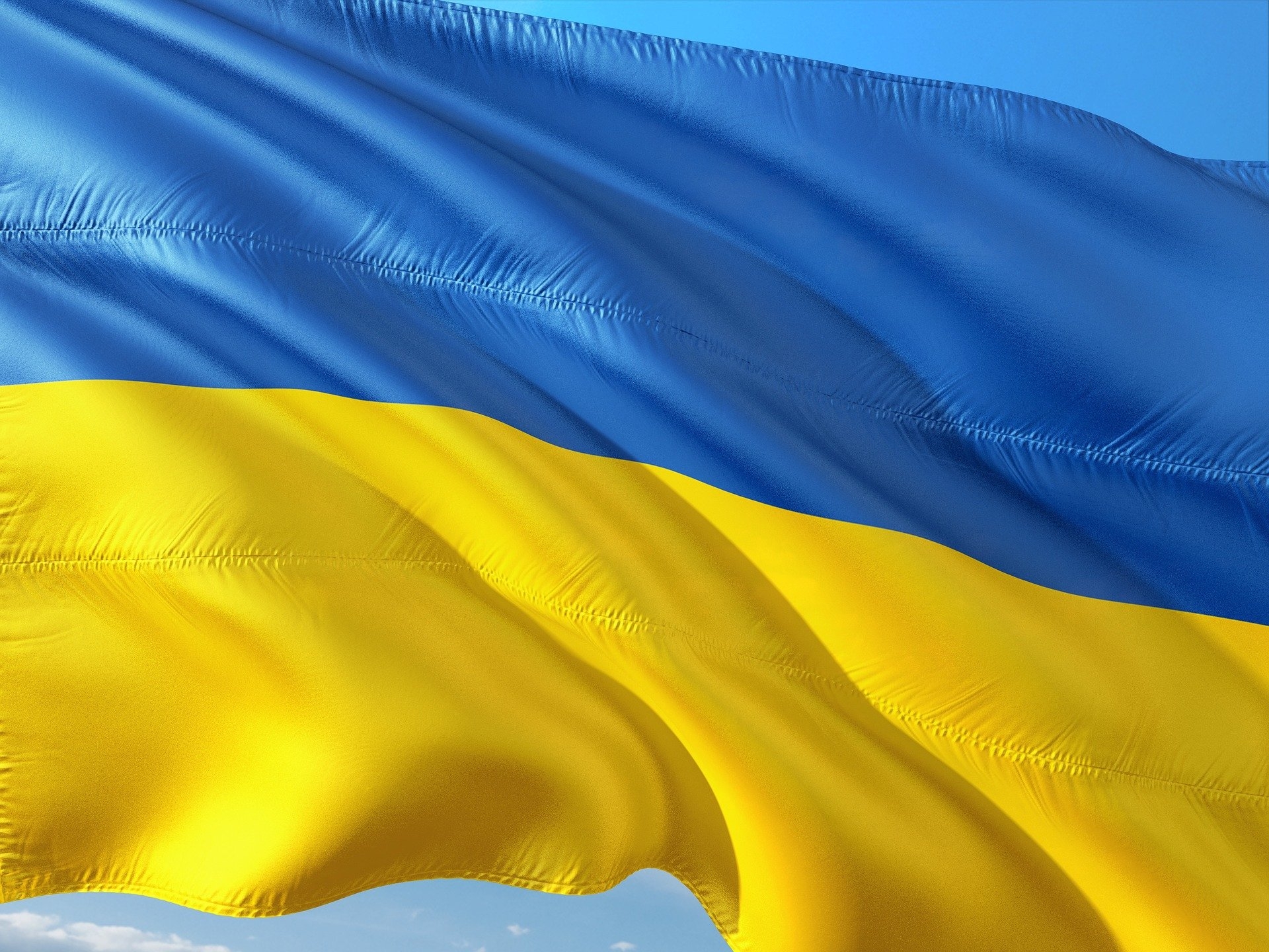 Eine ukrainische Flagge weht im Wind. 