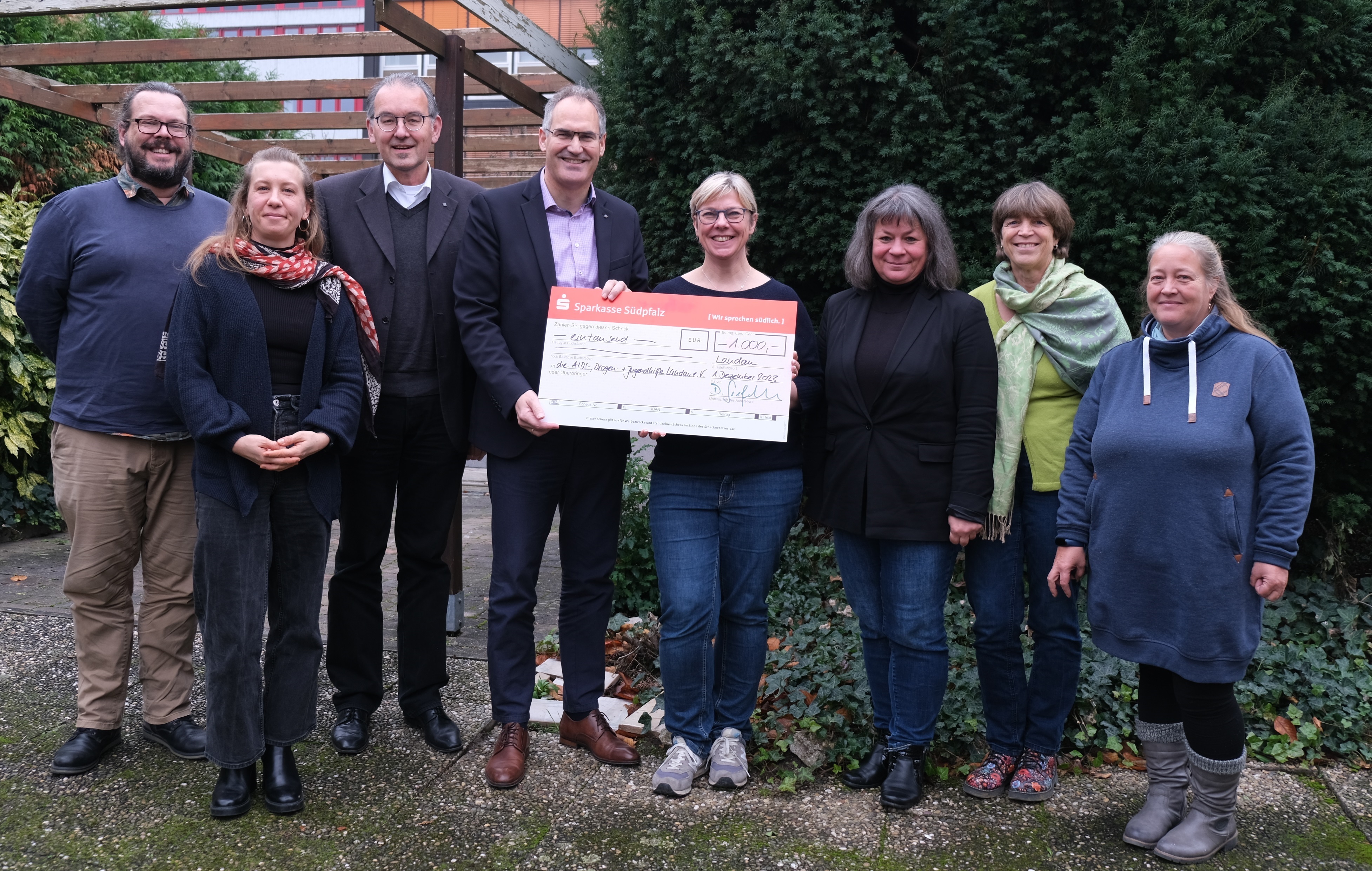 Die Gruppe steht im Garten des Hauses, in dem die Aids-Hilfe Landau untergebracht ist.