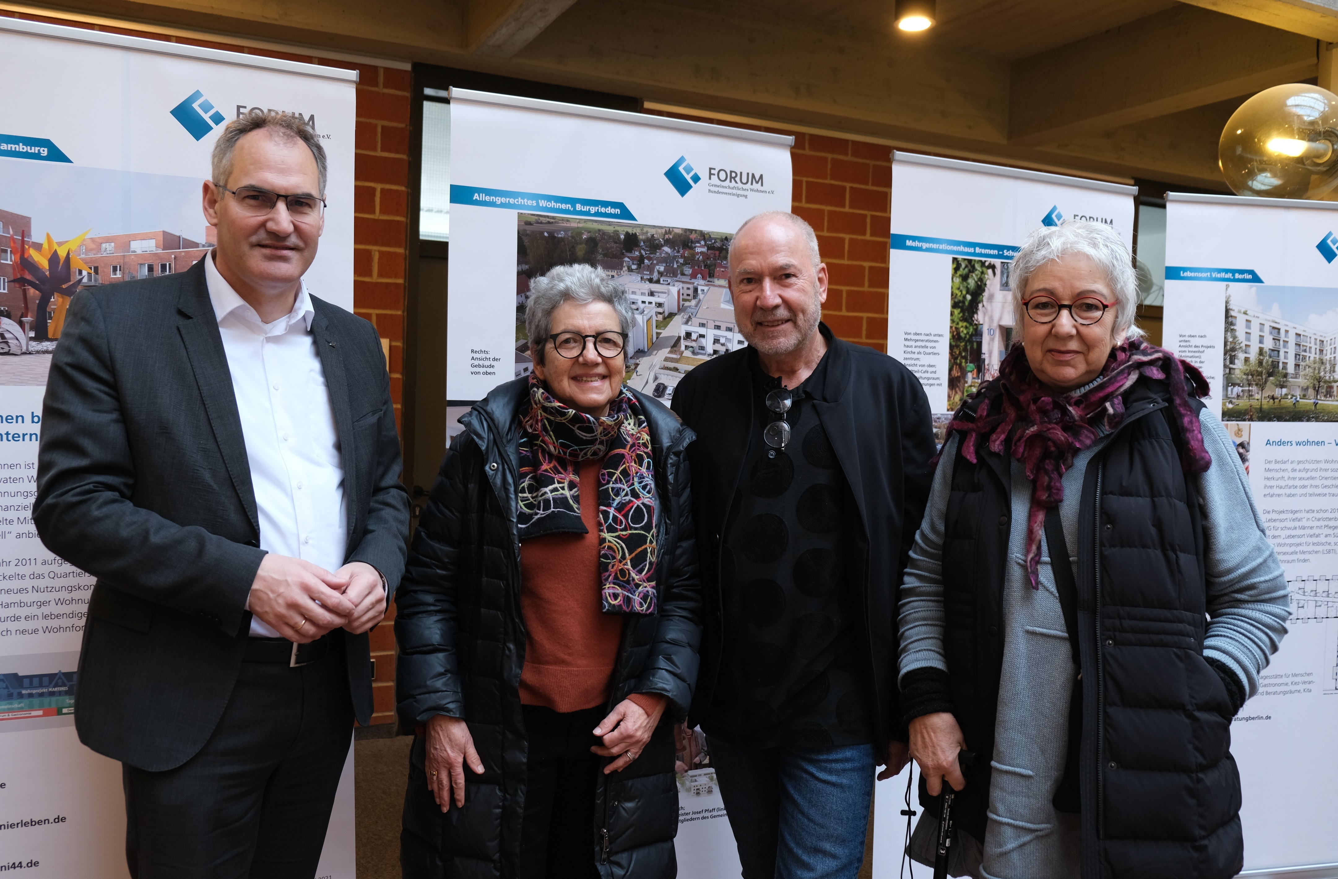 Die Personen stehen im Foyer der Kreisverwaltung.