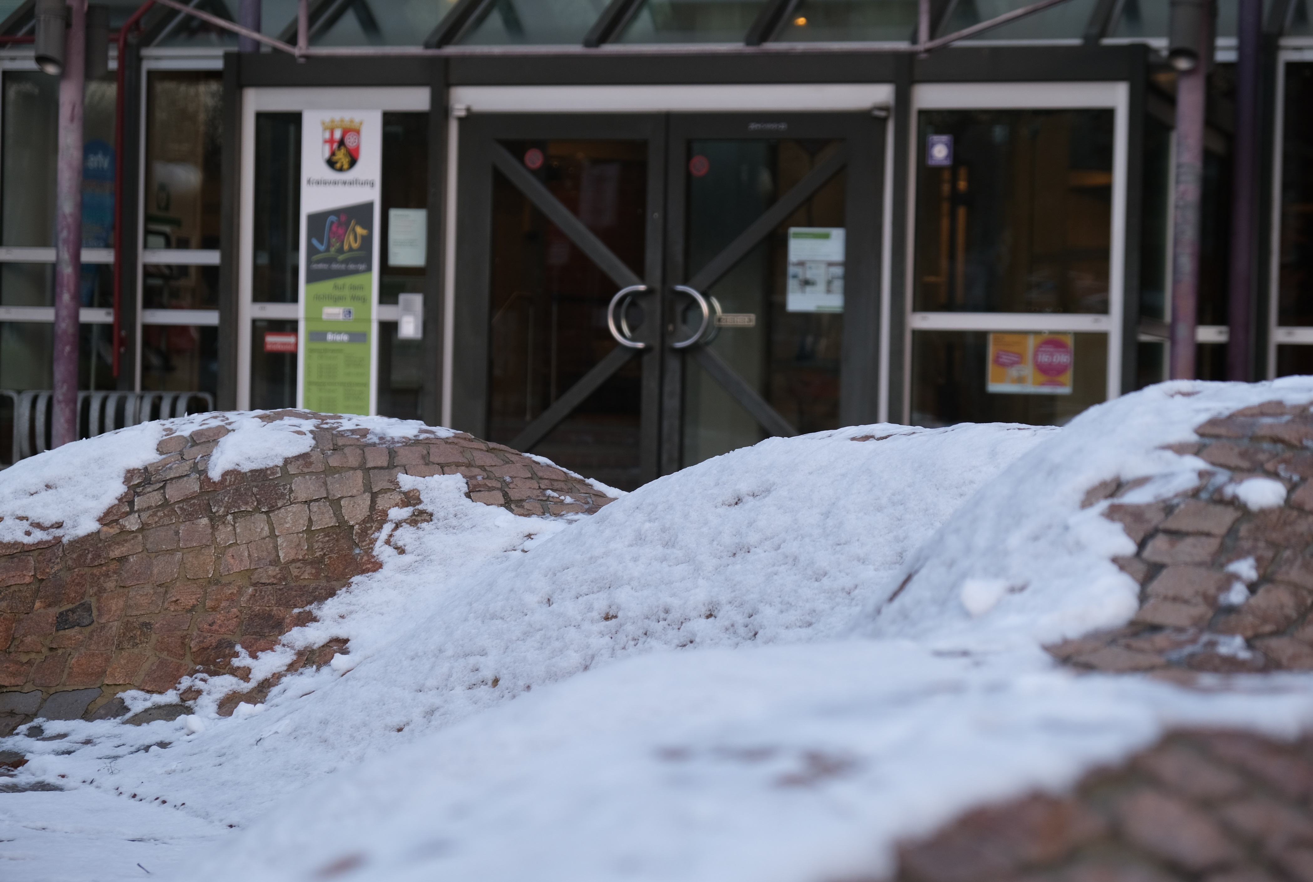 Der Eingang zum Kreishaus SÜW im Schnee. 