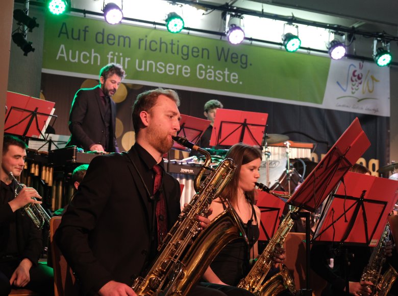 Das Kreisjugendorchester SÜW begeisterte mit einem vielseitigen Neujahrskonzert. Foto: KV SÜW Saxophon-Spieler und Percussionisten im Einsatz.