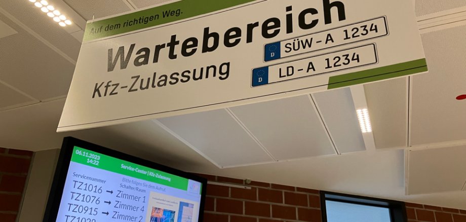 Bildschirme zeigen Wartenummern an. 