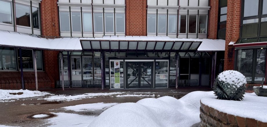 Das vom Schnee bedeckte Kreishaus in Landau mit dem Brunnen im Vordergrund. Foto: KV SÜW