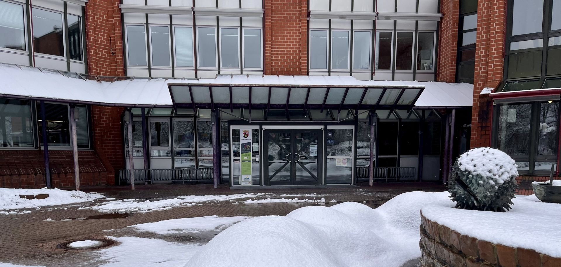 Das vom Schnee bedeckte Kreishaus in Landau mit dem Brunnen im Vordergrund. Foto: KV SÜW
