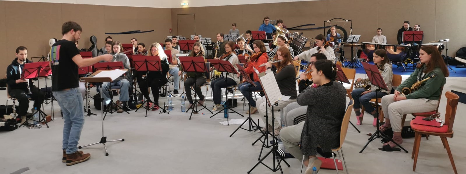 Das Orchester probt in der Turnhalle des Turnerheims Annweiler. 