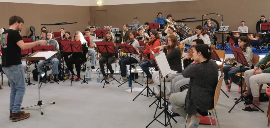 Das Orchester probt in der Turnhalle des Turnerheims Annweiler. 
