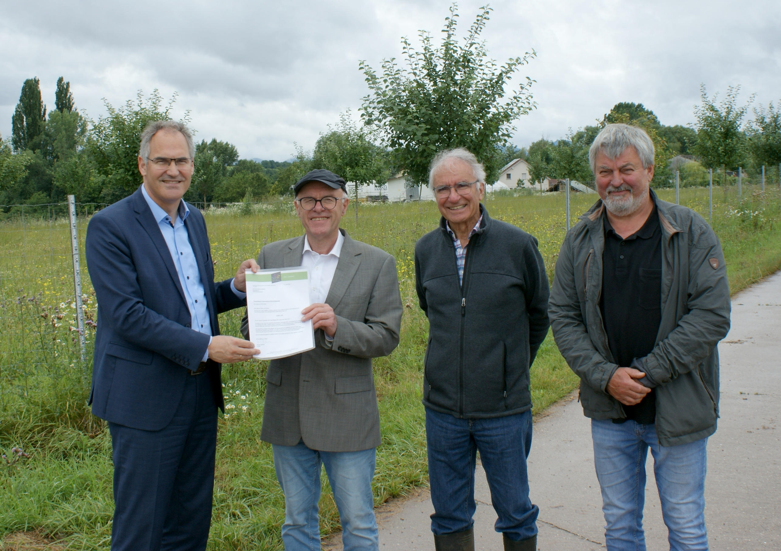 Landrat Dietmar Seefeldt, Dieter Zeiß, Kurt von Nida und Georg Herion von der NVS Naturstiftung (von links nach rechts) bei der Übergabe des Förderbescheids in Kleinfischlingen.