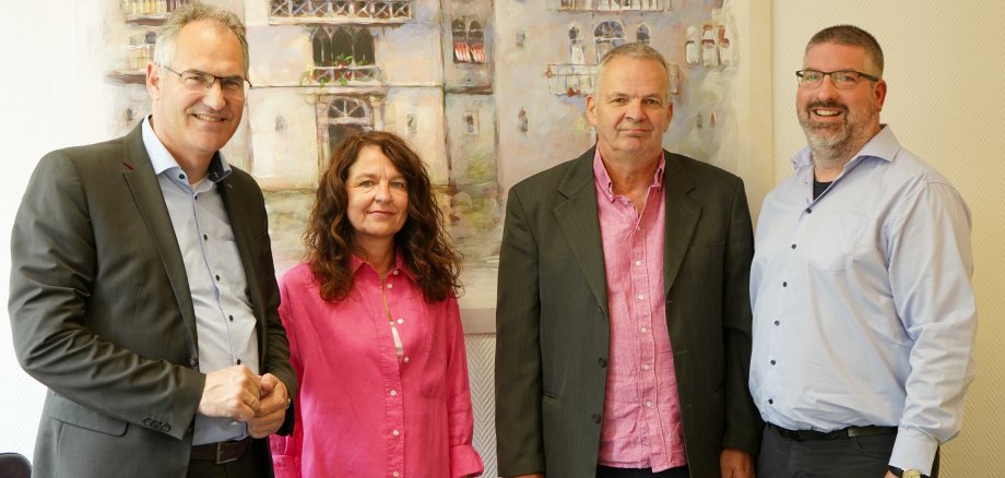 Vier Personen stehen nebeneinander  und schauen lächelnd in die Kamera. Von links nach rechts: Landrat Dietmar Seefeldt gratulierte Martina Jung, Lothar Schuler und Markus Heid zu ihrem jeweiligen Dienstjubiläum.