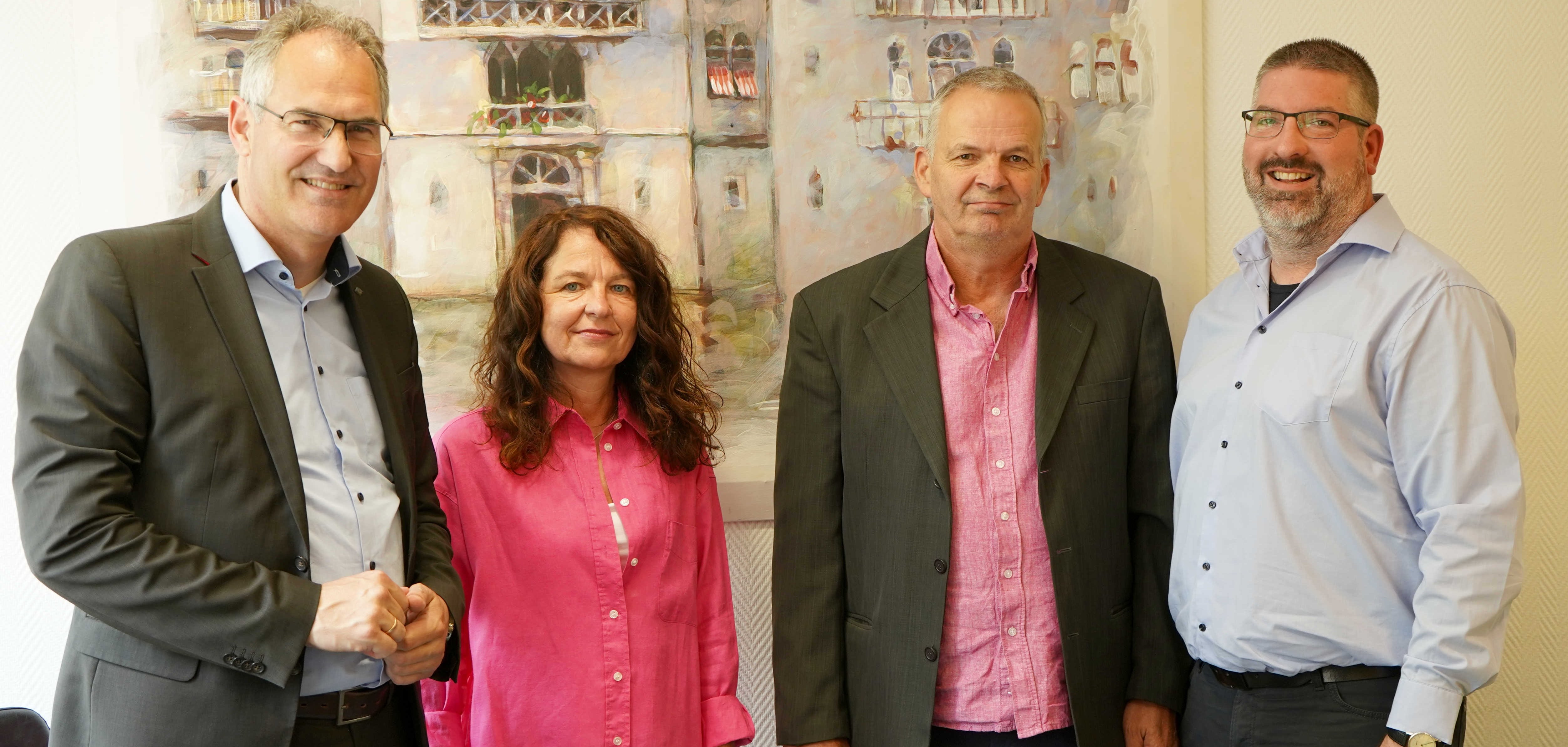 Vier Personen stehen nebeneinander  und schauen lächelnd in die Kamera. Von links nach rechts: Landrat Dietmar Seefeldt gratulierte Martina Jung, Lothar Schuler und Markus Heid zu ihrem jeweiligen Dienstjubiläum.