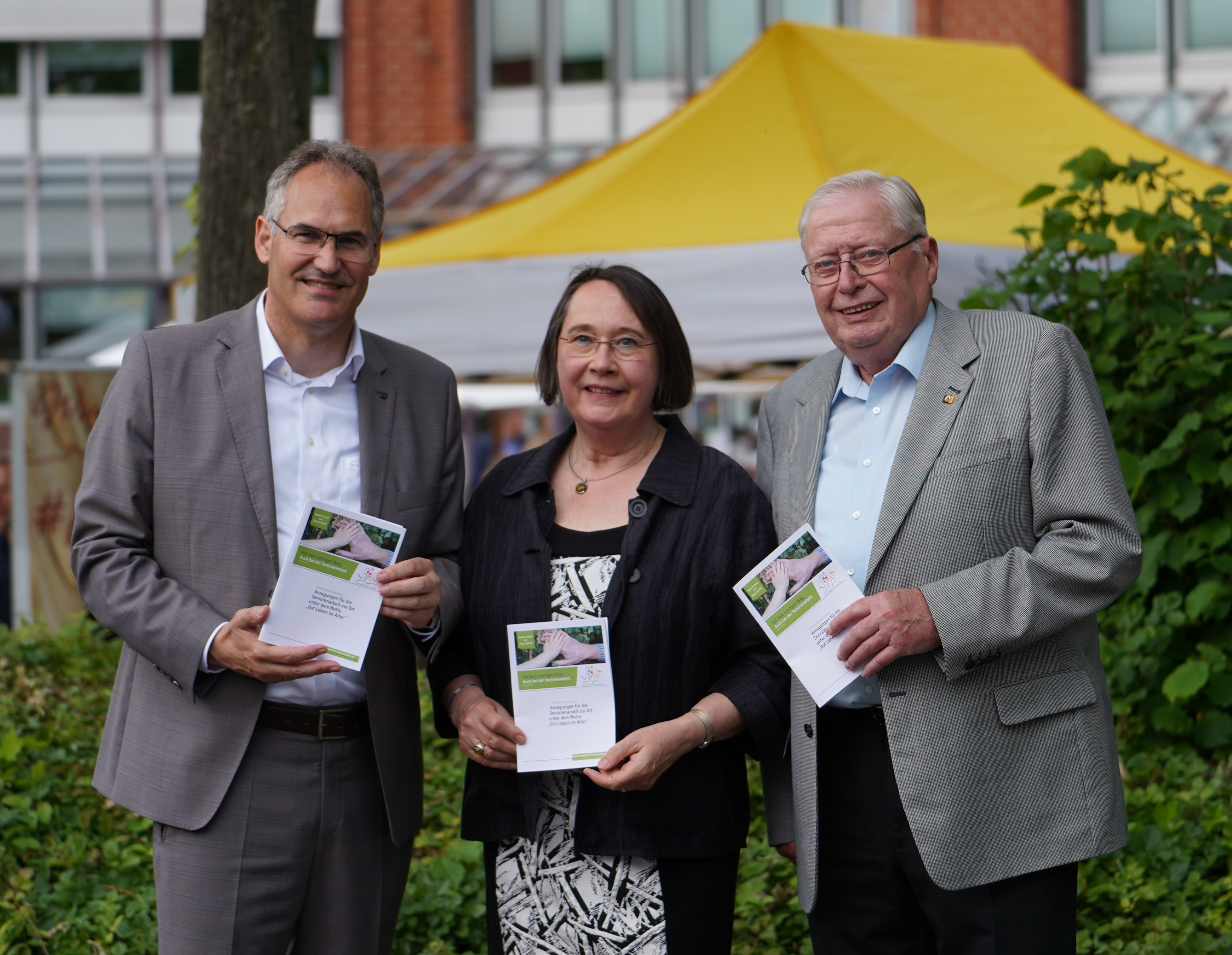 Landrat Dietmar Seefeldt, Dr. Ingrid Sebastian-Sehr und Alexander von Rettberg vom Vorstand des Kreisseniorenbeirats 2019 bis 2024 präsentieren die neue Informationsbroschüre des Kreisseniorenbeirats beim Kreisempfang. Herbert Schulz, ebenfalls Vorstandsmitglied der Legislaturperiode 2019 bis 2024, fehlt auf dem Bild.