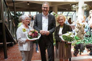 Bei der Vernissage am vergangenen Sonntag im Kreishaus (von links): Dorothea Hafer, Vorsitzende des Leinsweilerer Kultur- und Kunstvereins, Landrat Dietmar Seefeldt und Konnie Keller, künstlerische Leitung des „WALDWUNDERS“.