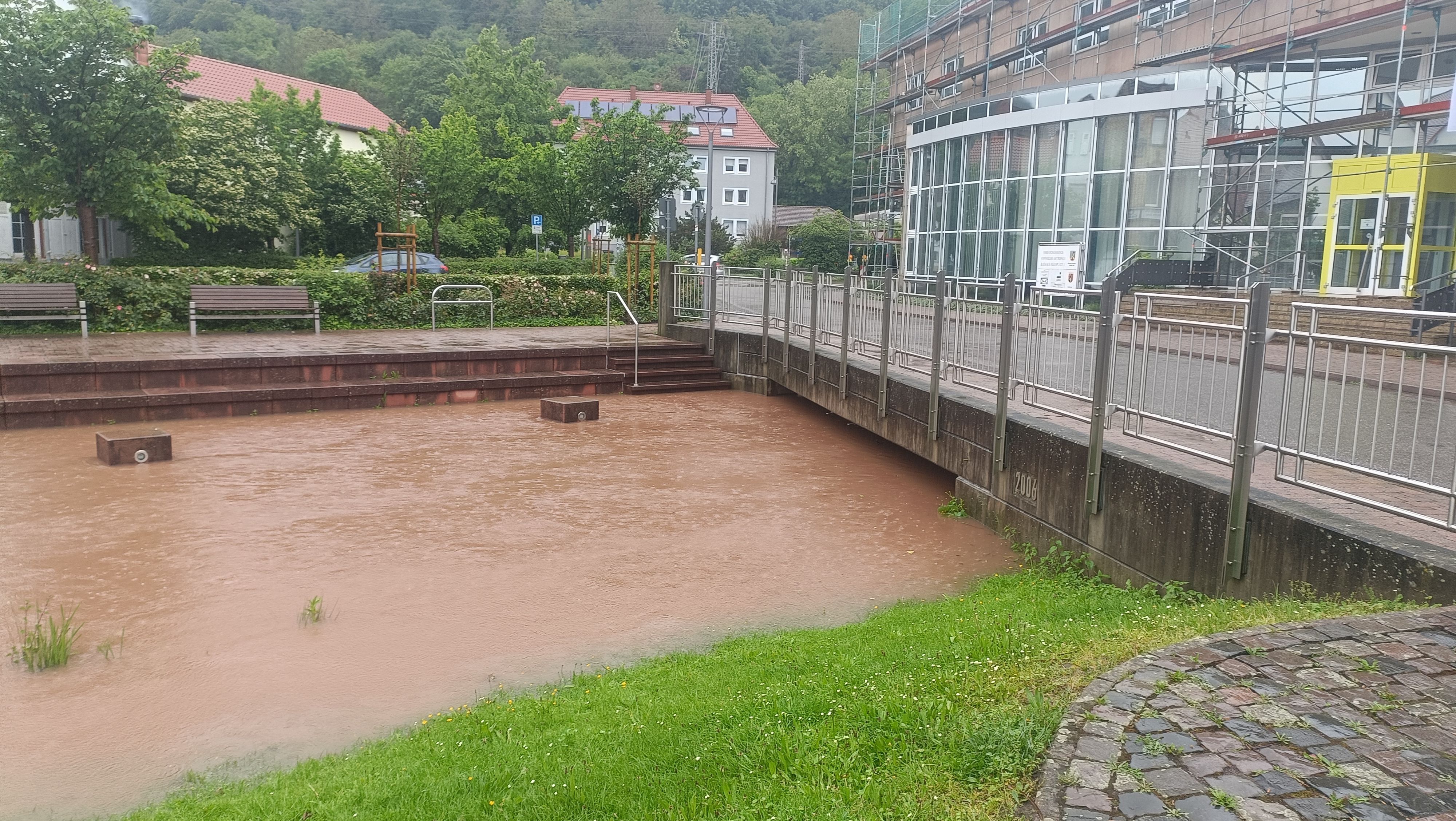 Die Queich ist in Annweiler am Trifels an Pfingsten teilweise über die Ufer getreten und verlief knapp unter einer Brücke. Foto: Jens Thiele
