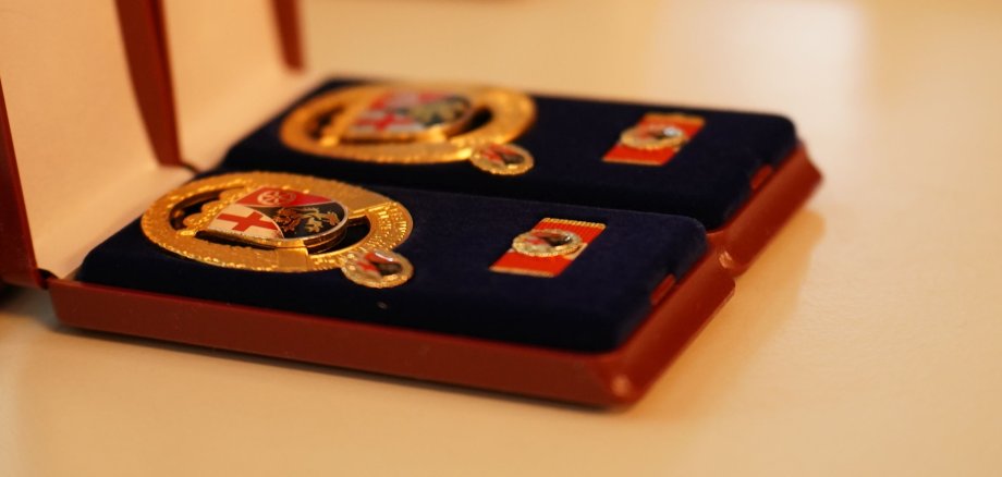 Eine Ehrennadel in der geöffneten Box, die an Feuerwehrangehörige verliehen wurde.