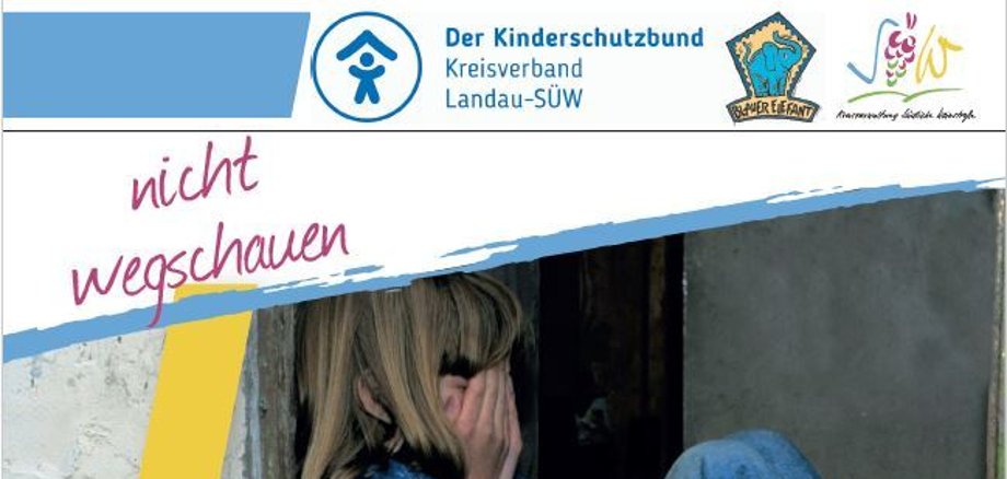 Deckblatt des Leitfadens: Ein Kind lehnt im Sitzen gegen eine Mauer und hat die Hände vorm Gesicht.