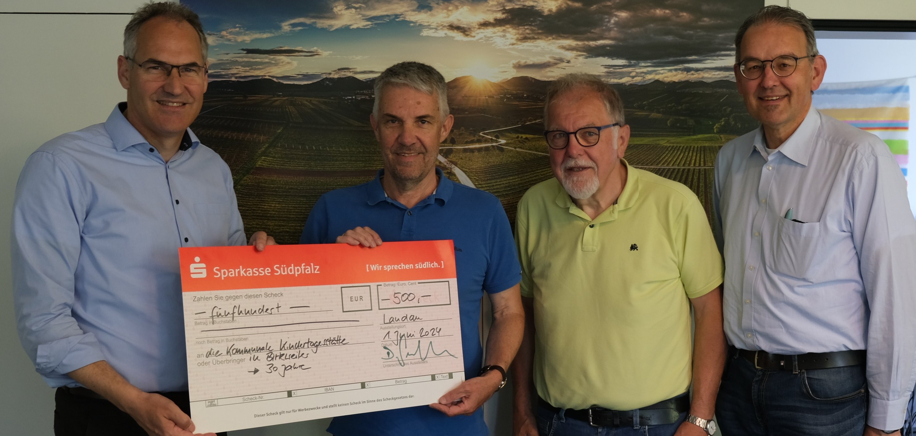 Bei der Scheckübergabe im Kreishaus (von links): Landrat Dietmar Seefeldt, Fördervereinsvorsitzender Michael Schloder, der scheidende Birkweilerer Ortsbürgermeister Bernd Flaxmeyer und Erster Kreisbeigeordneter Georg Kern.