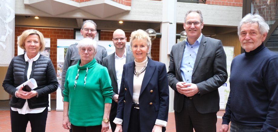 Porträt der Mitglieder des Beirats für Ausstellungen im Kreishaus Südliche Weinstraße. Von rechts nach links zu sehen sind Karlheinz Zwick, Dietmar Seefeldt, Uschi Zoller, Svend Larsen, Christa Müller, Georg Kern und Andrea Linnenfelser.