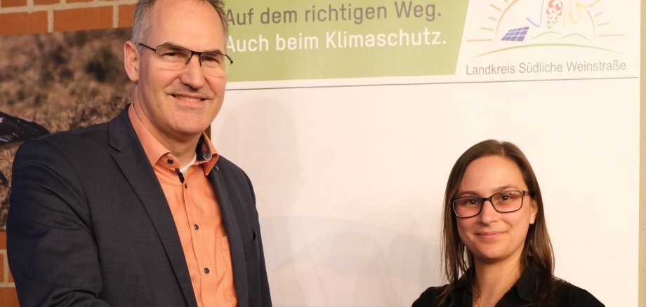 Landrat Dietmar Seefeldt begrüßt Fabienne De Pasquale per Handschlag als neue Klimaschutzmanagerin des Landkreises Südliche Weinstraße im Kreishaus. 