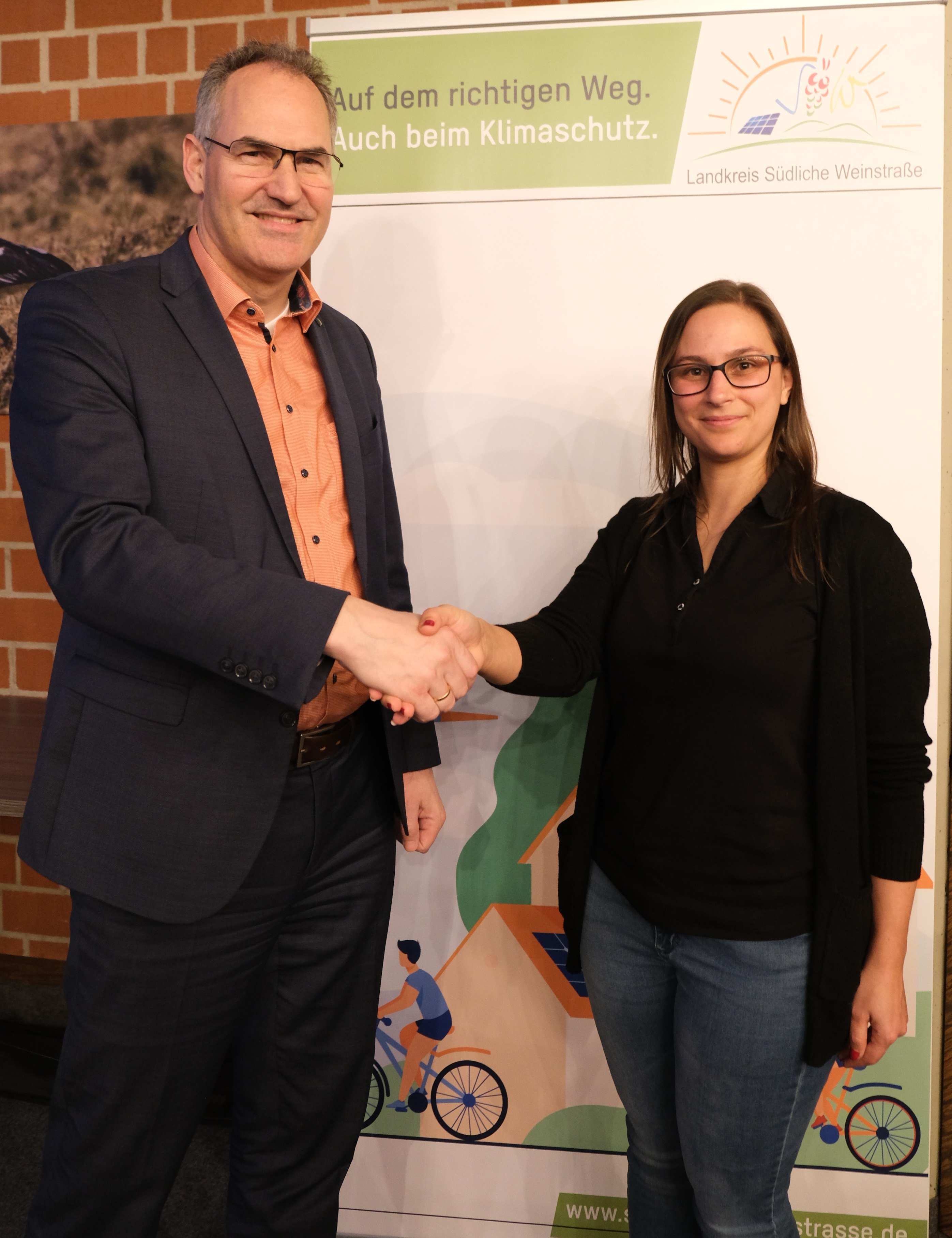Landrat Dietmar Seefeldt begrüßt Fabienne De Pasquale per Handschlag als neue Klimaschutzmanagerin des Landkreises Südliche Weinstraße im Kreishaus. 