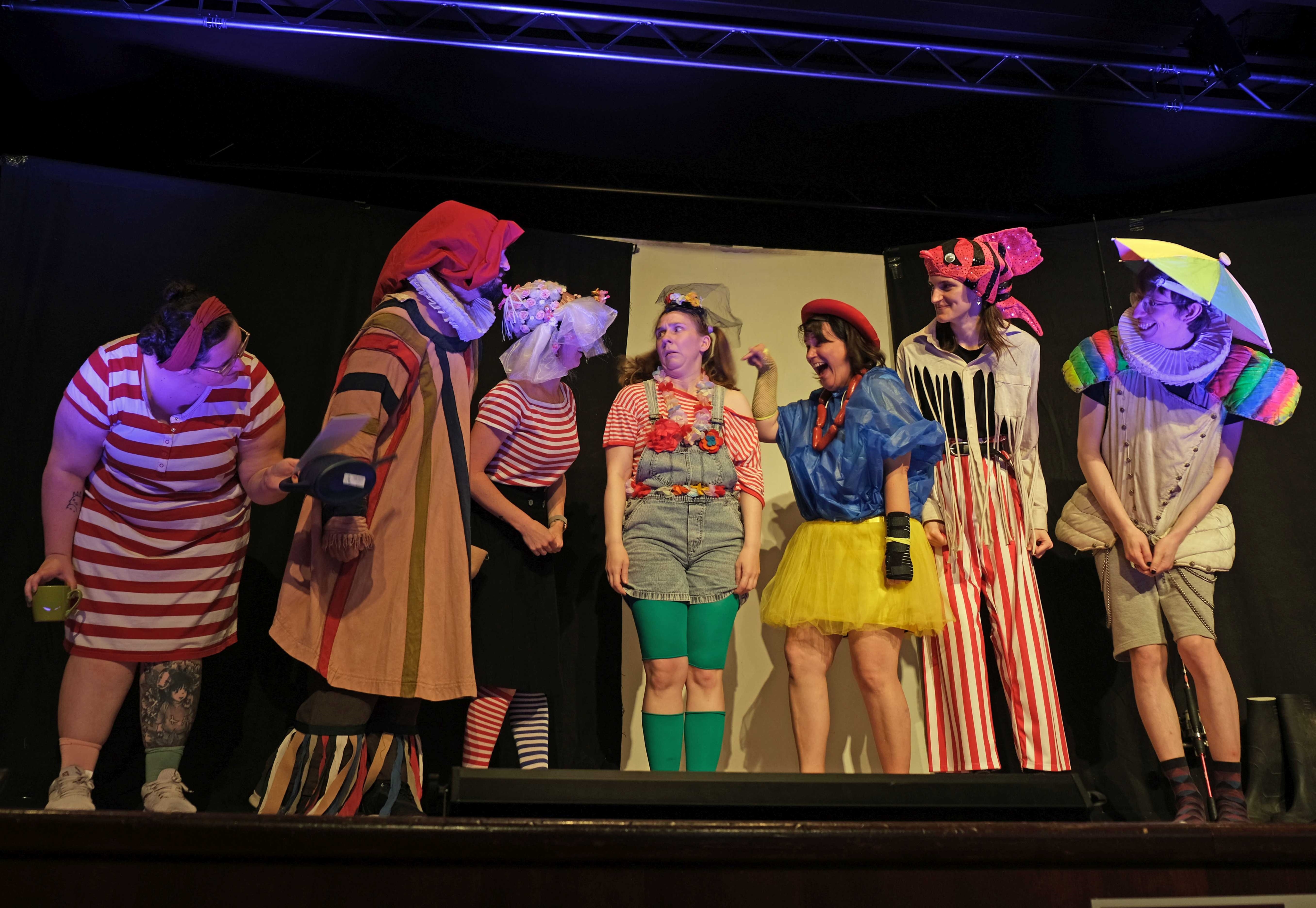 Schauspieler des Chawwerusch Theaters auf der Bühne während der Kinder- und Jugendtheatertage "Aufgespielt" 2023.