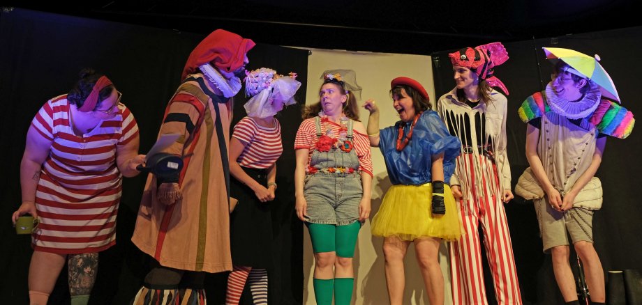 Schauspieler des Chawwerusch Theaters auf der Bühne während der Kinder- und Jugendtheatertage "Aufgespielt" 2023.