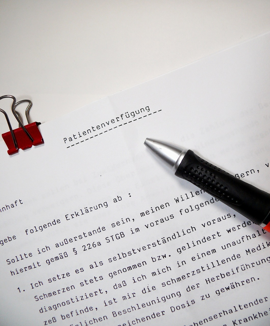 Detailaufnahme einer ausgedruckten Patientenverfügung. Auf dem Papier liegt ein Kugelschreiber.