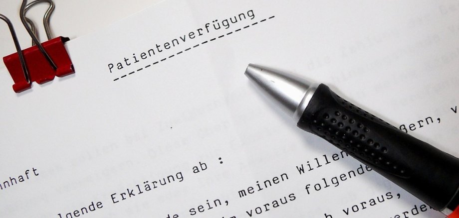 Detailaufnahme einer ausgedruckten Patientenverfügung. Auf dem Papier liegt ein Kugelschreiber.