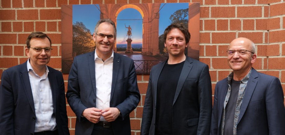 Halbporträt von Andreas Göbel, Dietmar Seefeldt, Adrian Rinck und Christoph Utz zusammen im im Kreishaus Südliche Weinstraße. 