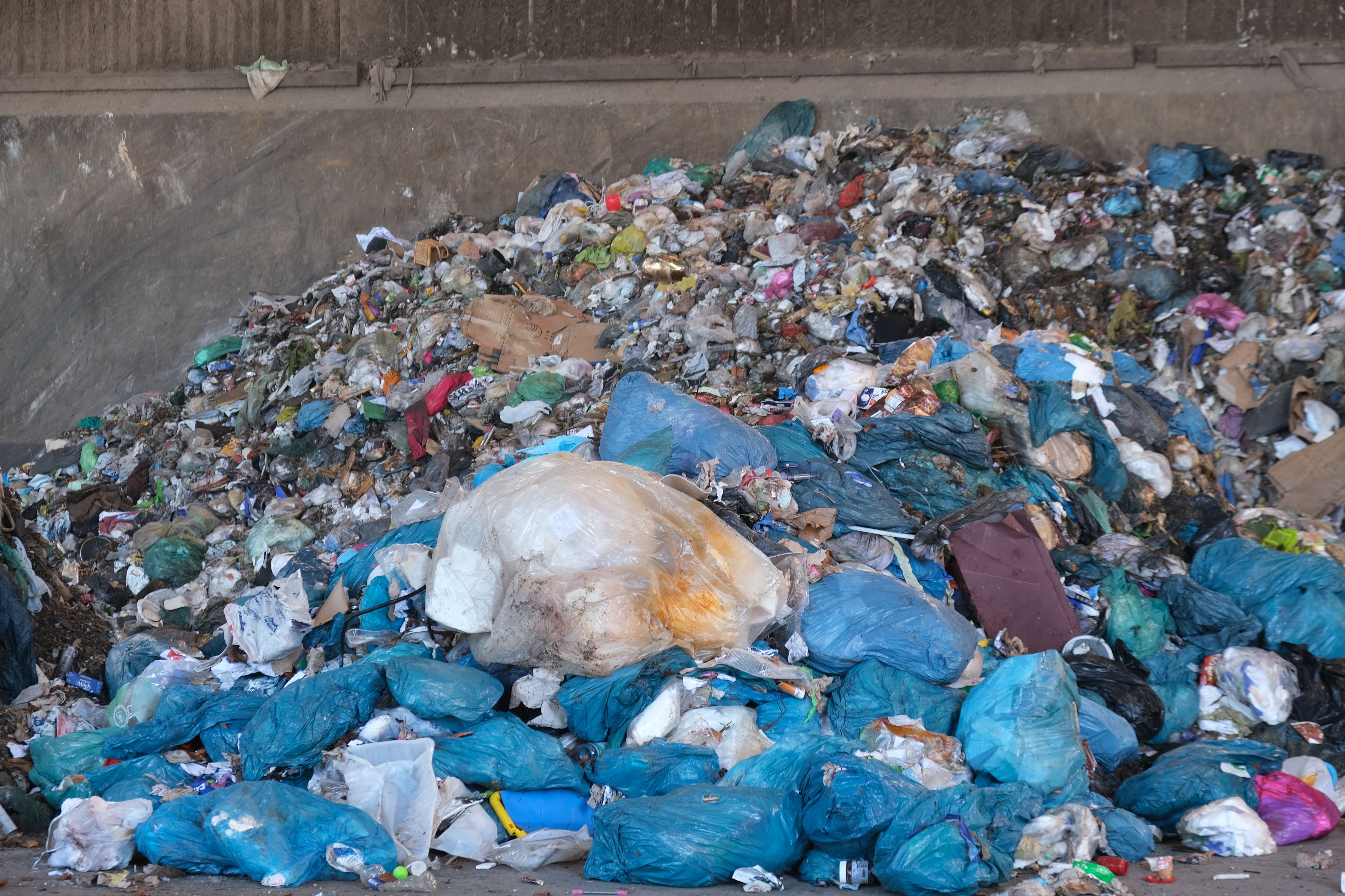Ein großer Berg Müllsäcke.