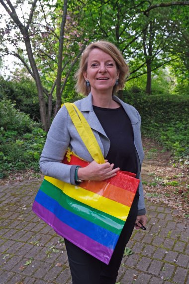 Flagge zeigen für die Vielfalt in der Südpfalz – das tun die Gleichstellungsbeauftragten. Isabelle Stähle (Kreis SÜW), Foto: KV SÜW Isabelle Stähle, Gleichstellungsbeauftragte des Landkreises Südliche Weinstraße, im Porträt. Sie trägt eine Tasche mit Regenbogenfarben.