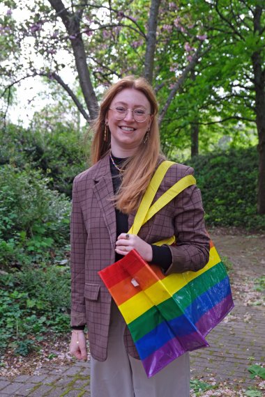 Laura Hess (Stadt Landau), Foto: KV SÜW Laura Hess, Gleichstellungsbeauftragte der Stadt Landau, im Porträt. Sie trägt eine Tasche mit Regenbogenfarben.