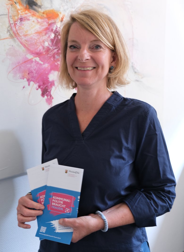 SÜW-Gleichstellungsbeauftragte Isabelle Stähle ermutigt Frauen dazu, sich kommunalpolitisch zu engagieren. Foto: KV SÜW Isabelle Stähle hält die Flyer der Kampagne "Kommunalpolitik braucht Frauen" in der Hand.