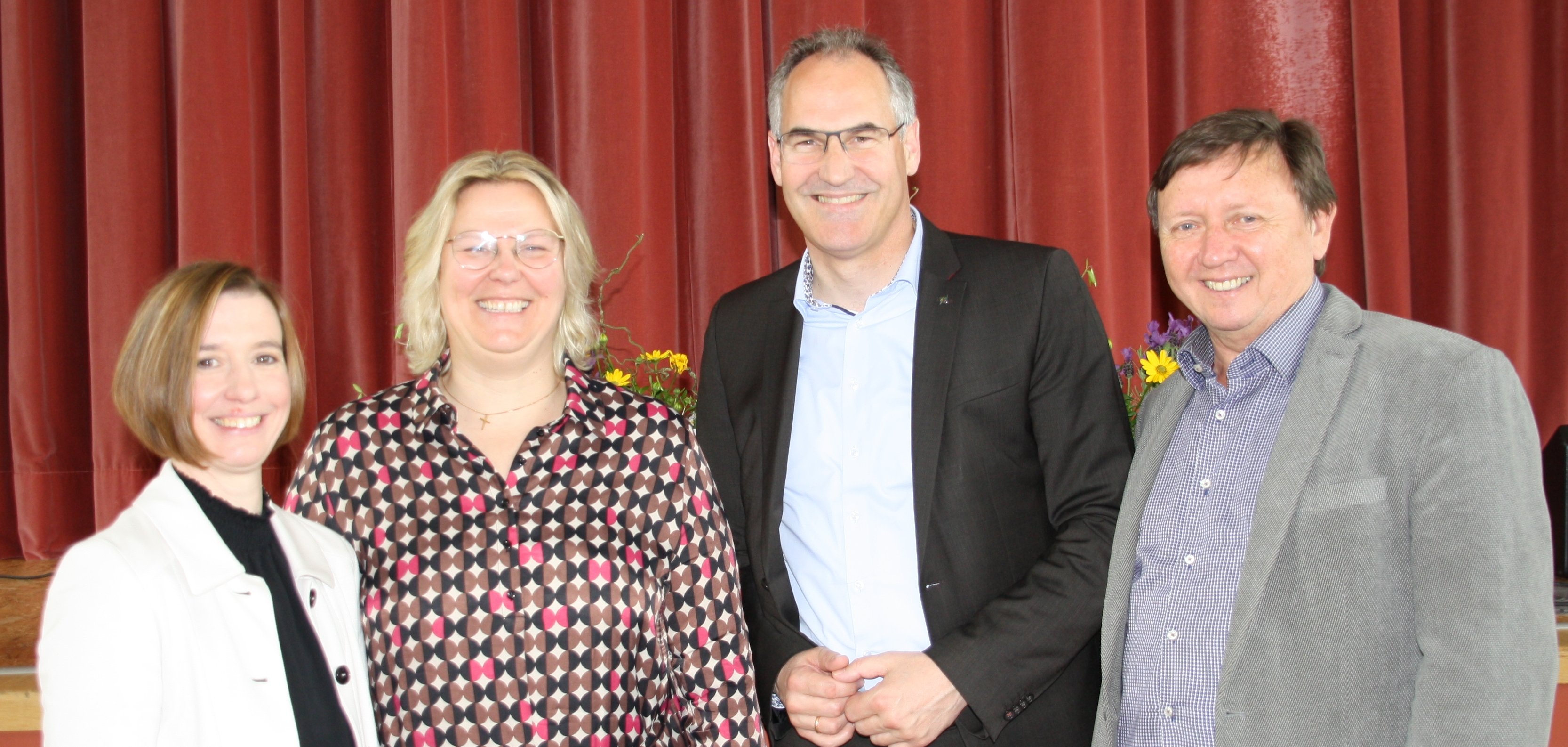 Regierungsschuldirektorin Tatjana Kuhn, Landrat Dietmar Seefeldt, Kreisbeigeordneter Ulrich Teichmann und Kerstin Ellerwald im Porträt.