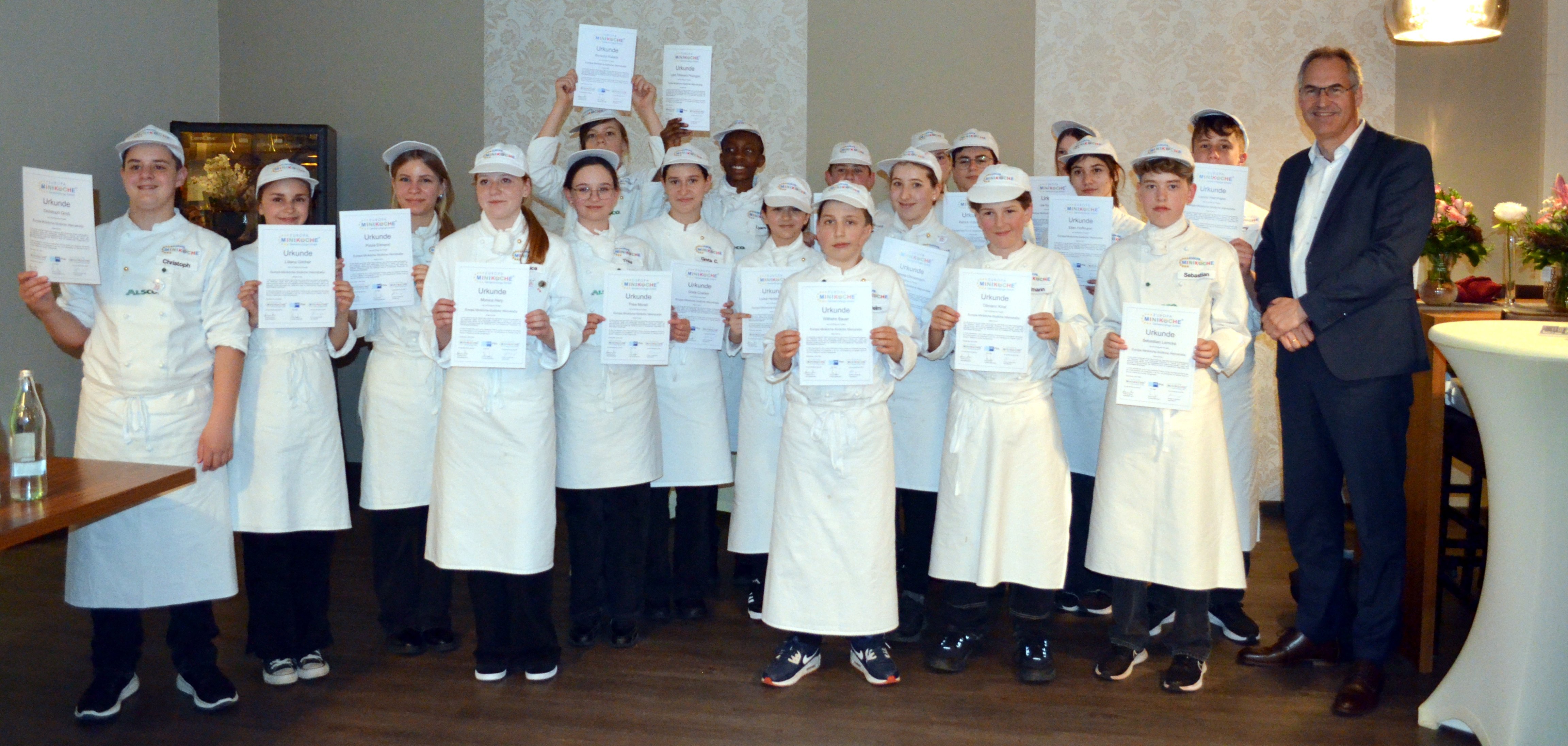 Gruppenbild der neuen Generation der „Miniköche“ und Landrat Dietmar Seefeldt.