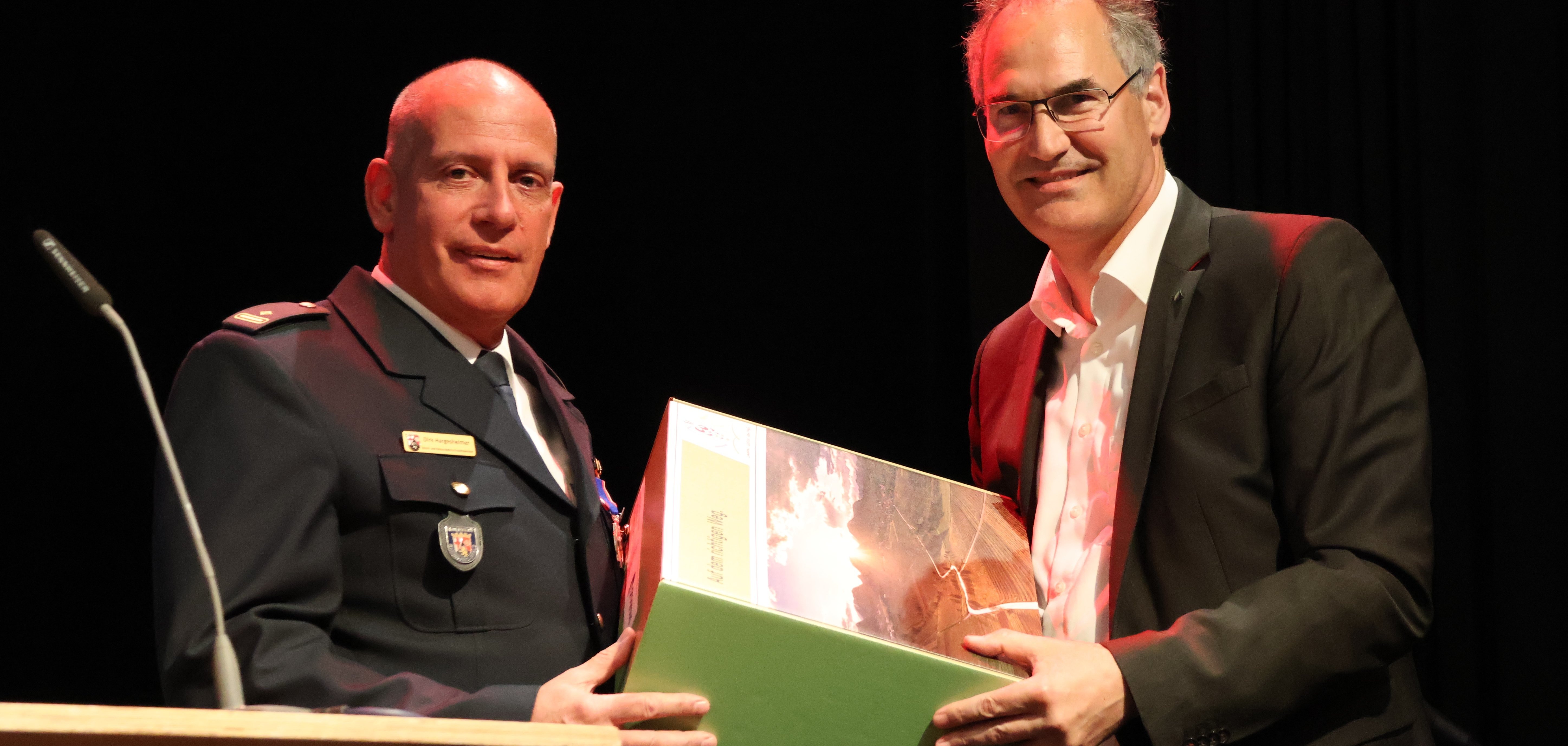 Landrat Seefeldt überreichte dem scheidenden Brand- und Katastrophenschutzinspekteur Dirk Hargesheimer der Stadt Landau zum Abschied eine SÜW-Box.