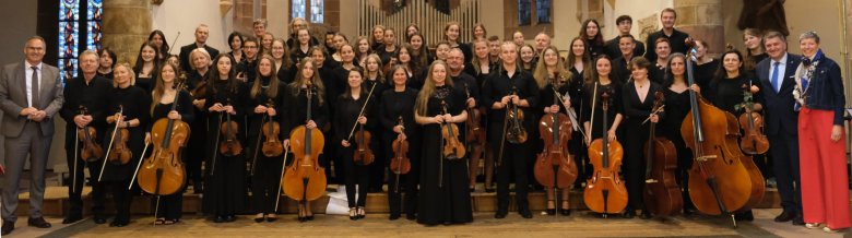 Das trinationale Orchester besteht aus Mitgliedern von der Kreismusikschule, der französischen École Municipale des Arts de Wissembourg und der Staatlichen Musikschule Oświęcim (Polen). Die politisch Verantwortlichen der betreffenden Orte sind hier mit im Bild, links SÜW-Landrat Dietmar Seefeldt, rechts Wissembourgs Bürgermeisterin Sandra Fischer-Junck und Janusz Chwierut,. Stadtpräsident von Oświęcim. Foto: KV SÜW Gruppenbild der Musiker des trinationalen Orchesters zusammen mit Landrat Dietmar Seefeldt, Wissembourgs Bürgermeisterin Sandra Fischer-Junck und Janusz Chwierut,. Stadtpräsident von Oświęcim.