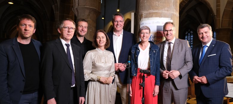 Alle für Europa nach dem Landauer Konzert von links nach rechts: Adrian Rinck (Leiter der Kreismusikschule SÜW), Prof. Dr. Matthias Bahr (Leiter der Arbeitsstelle „Menschenrechtsbildung“ an der RPTU in Landau), Marc Bender (Dirigent), Katarina Barley (Vizepräsidentin des europäischen Parlaments), Alexander Schweitzer (Minister für Arbeit, Soziales, Transformation und Digitalisierung des Landes Rheinland-Pfalz), Sandra Fischer-Junck (Bürgermeisterin von Wissembourg), Dietmar Seefeldt (Landrat) und Janusz Chwierut (Stadtpräsident von Oświęcim). Foto: KV SÜW Gruppenbild von Adrian Rinck (Leiter der Kreismusikschule SÜW), Prof. Dr. Matthias Bahr (Leiter der Arbeitsstelle „Menschenrechtsbildung“ an der RPTU in Landau), Marc Bender (Dirigent), Katarina Barley (Vizepräsidentin des europäischen Parlaments), Alexander Schweitzer (Minister für Arbeit, Soziales, Transformation und Digitalisierung des Landes Rheinland-Pfalz), Sandra Fischer-Junck (Bürgermeisterin von Wissembourg), Dietmar Seefeldt (Landrat) und Janusz Chwierut (Stadtpräsident von Oświęcim).