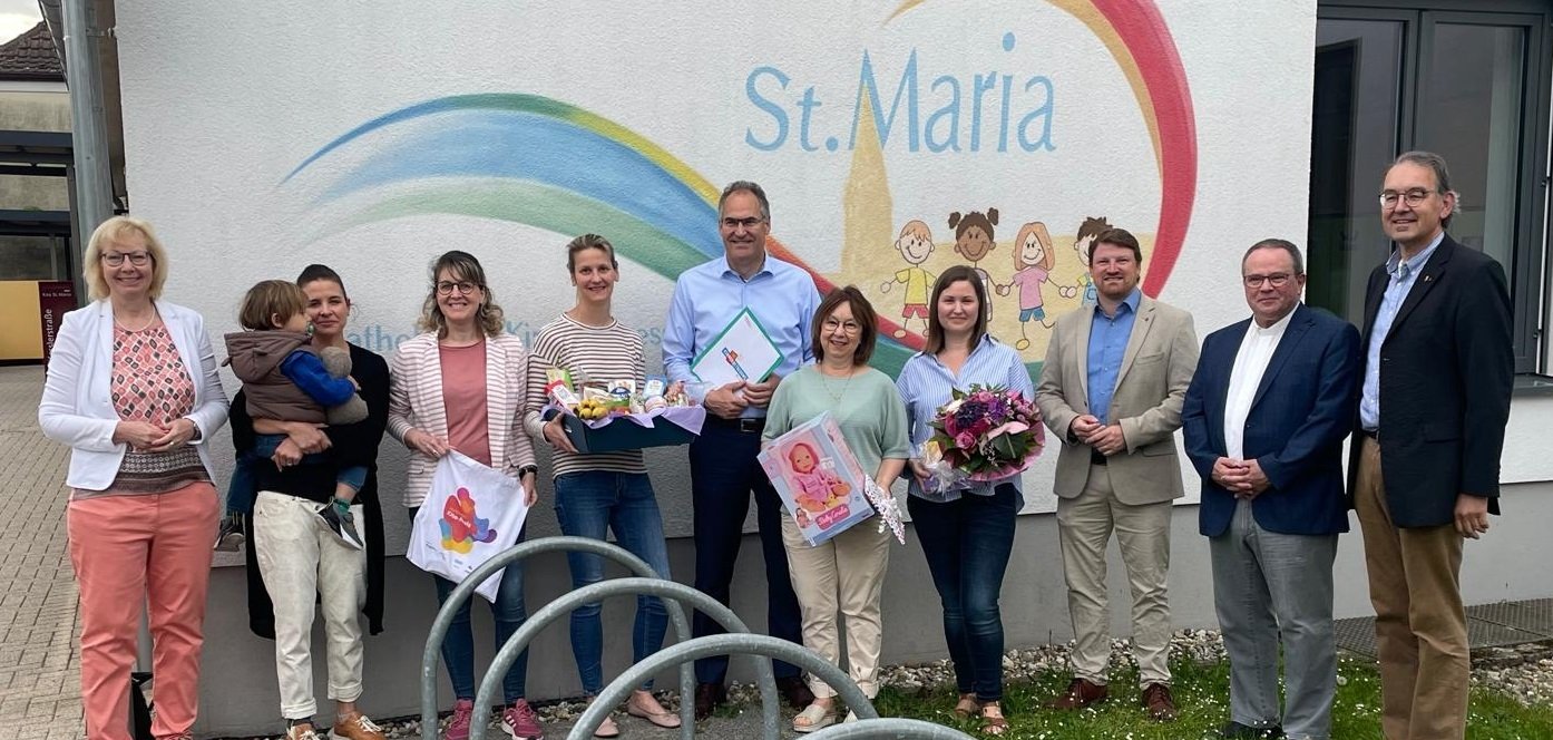 Landrat Dietmar Seefeldt und Erster Kreisbeigeordneter Georg Kern gemeinsam mit Vertreterinnen und Vertretern der Kita in Herxheim.